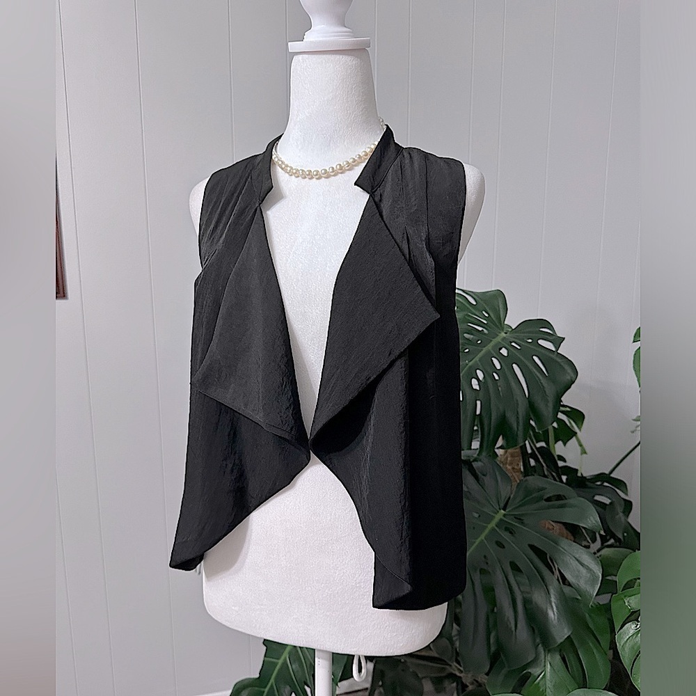 #7)  Gap  cute black Vest Size Medium